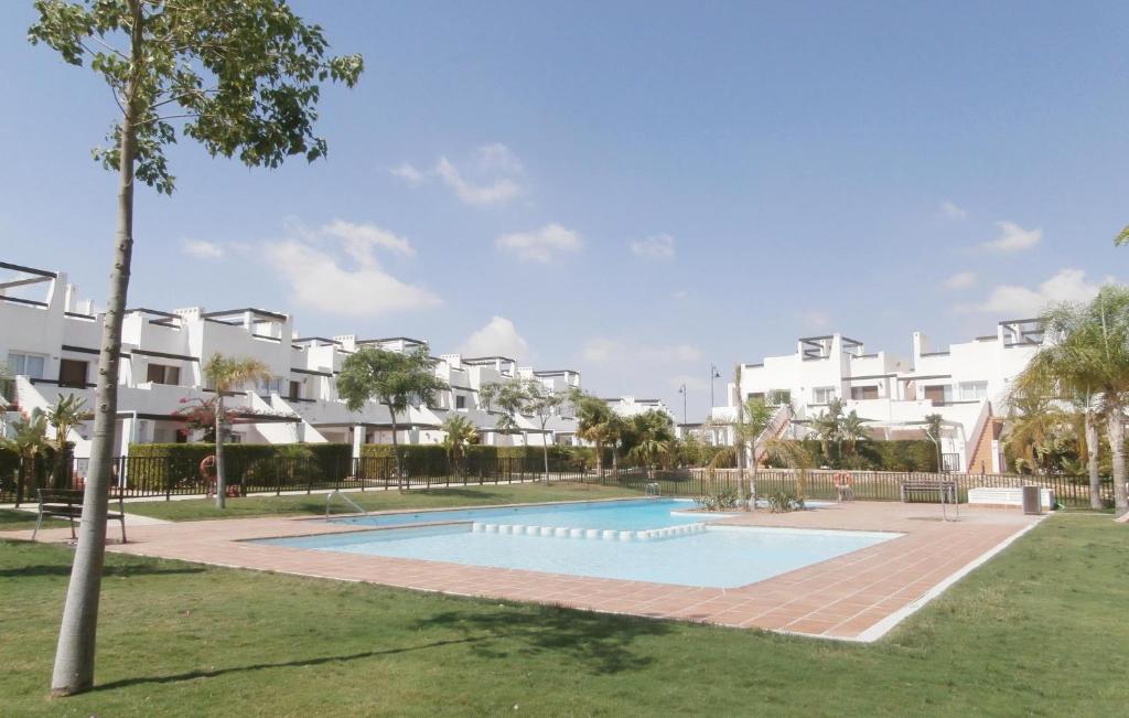 El RomeroにあるBeautiful Apartment In Alhama De Murcia With 2 Bedrooms, Wifi And Outdoor Swimming Poolの建物前のスイミングプール
