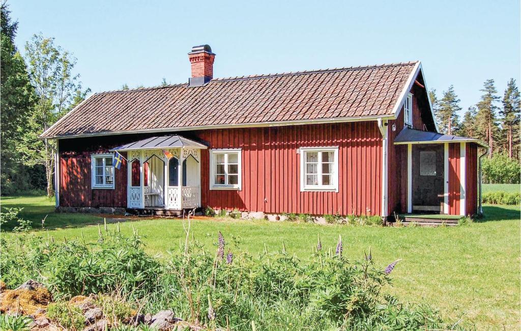 uma velha casa vermelha num campo de relva em Beautiful Home In lgars With Wifi em Älgarås
