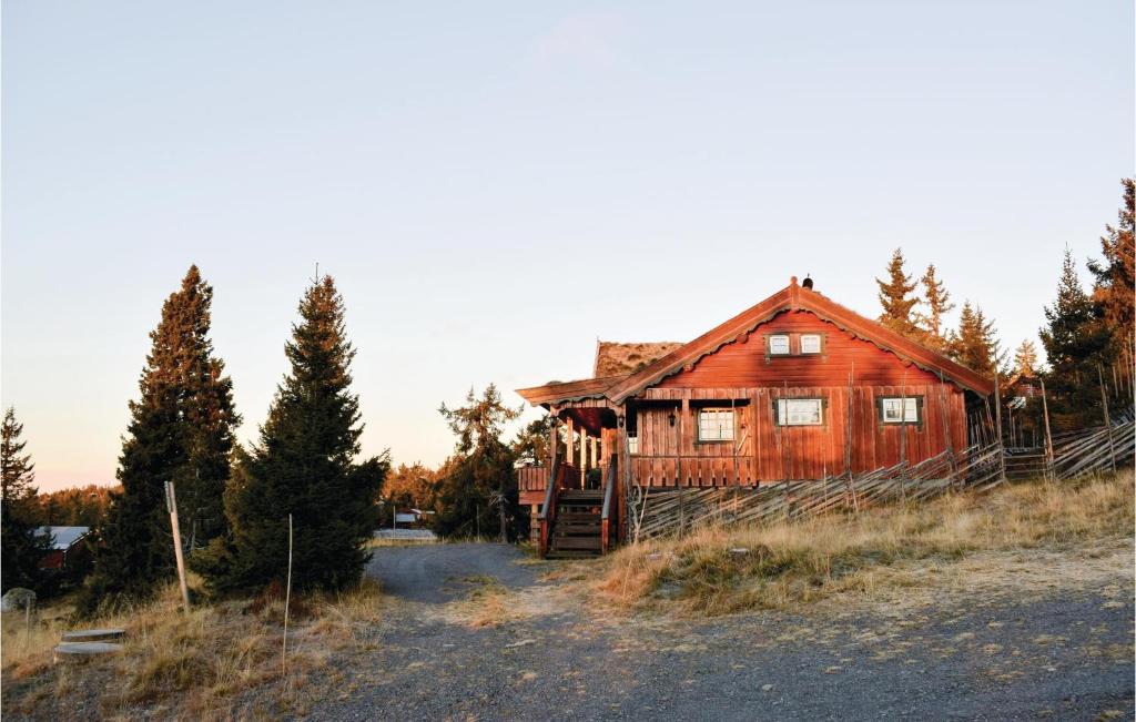 una vieja casa de madera en medio de un campo en Stunning Home In Sjusjen With Kitchen, en Sjusjøen