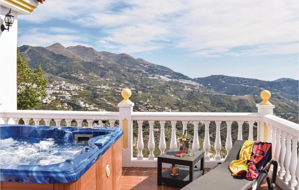 bañera de hidromasaje en el balcón con vistas a las montañas en 4 Bedroom Nice Home In rchez, en Árchez