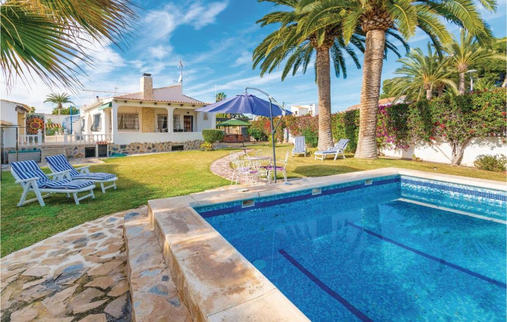 een zwembad in de achtertuin van een huis bij Gorgeous Home In El Campello With Outdoor Swimming Pool in El Campello