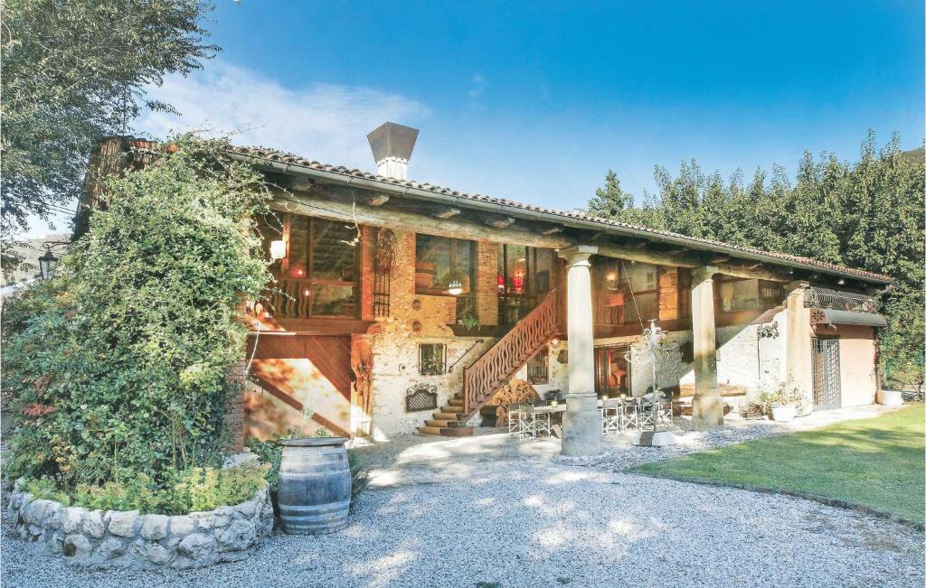 Casa grande con porche y árbol en Il Casale Del Vino, en Barbarano Vicentino