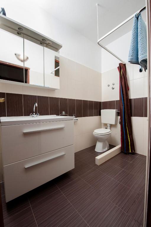 łazienka z umywalką i toaletą w obiekcie Apartments Vidaković w Rovinj