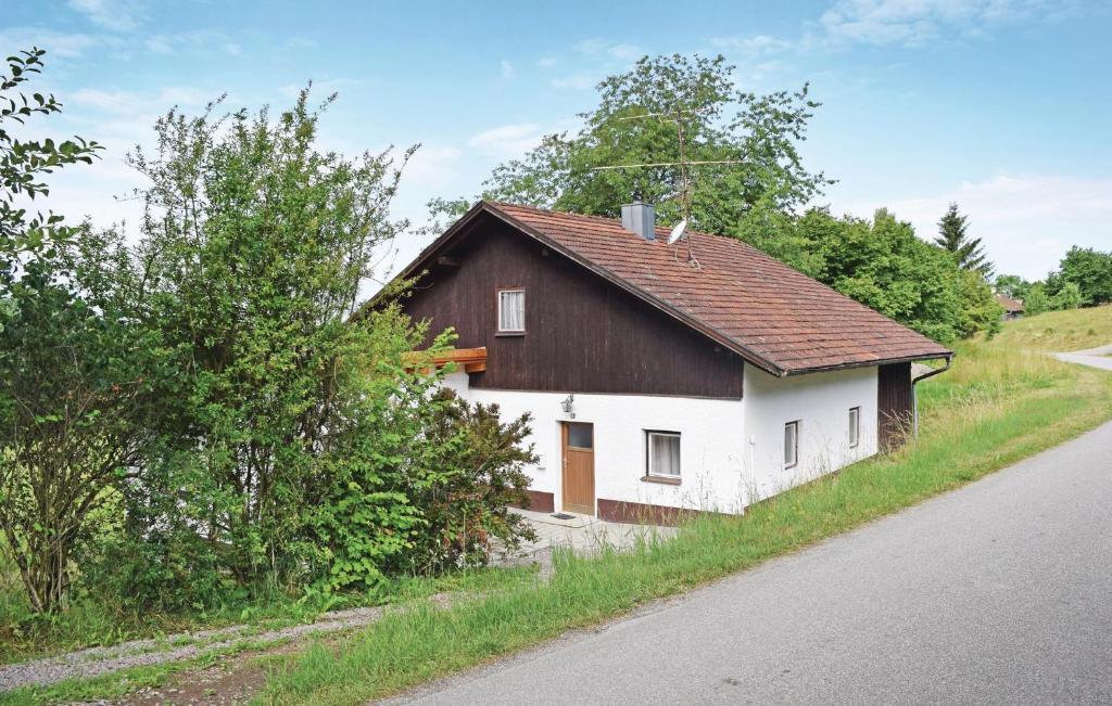 una pequeña casa al lado de una carretera en Cozy Home In Wiesenfelden With Kitchen, en Wiesenfelden