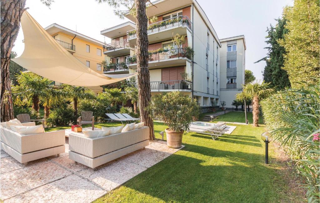 an apartment with a garden and a building at Casa Catullo in Desenzano del Garda