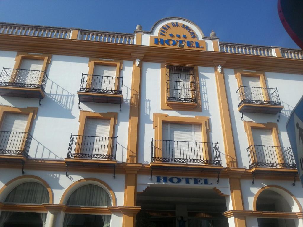 un hôtel avec une horloge en haut dans l'établissement Hotel Peña de Arcos, à Arcos de la Frontera