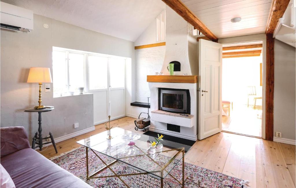 TV a/nebo společenská místnost v ubytování Three-Bedroom Holiday Home In Loderup