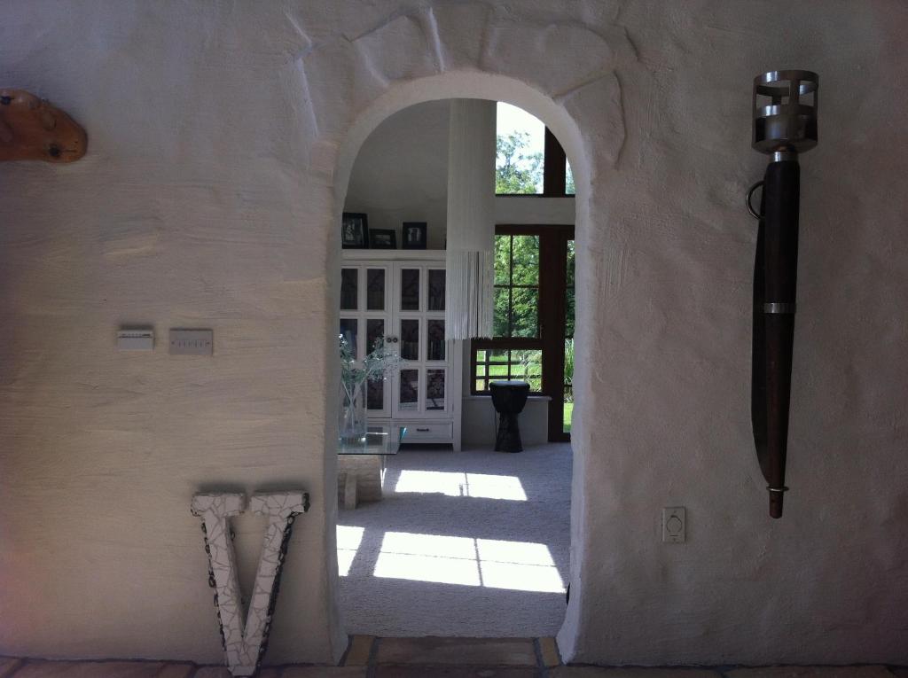 una entrada a una habitación con un arco en The Vandees, en Aghalee