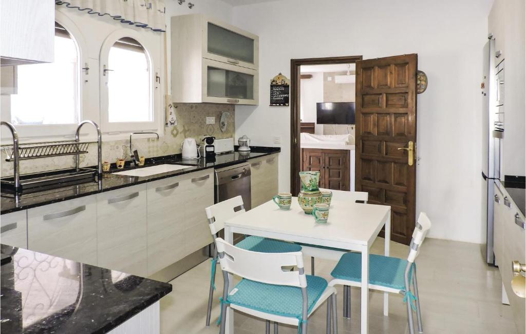 A kitchen or kitchenette at Stunning Home In Miami-Platja With Wifi