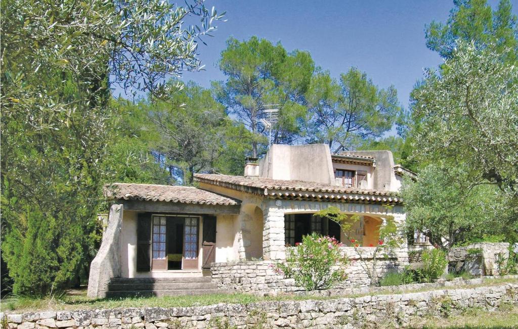 une ancienne maison en pierre au milieu d'une forêt dans l'établissement Awesome Home In Draguignan With House A Panoramic View, à Draguignan