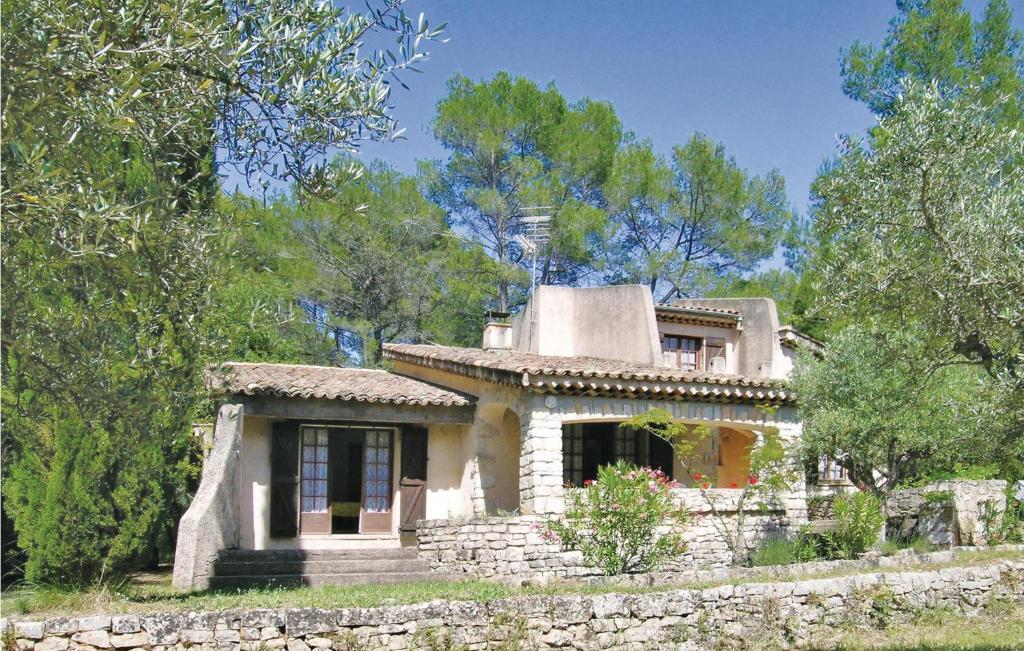 ドラギニャンにあるBeautiful Home In Draguignan With 3 Bedroomsの森の中の古石造りの家