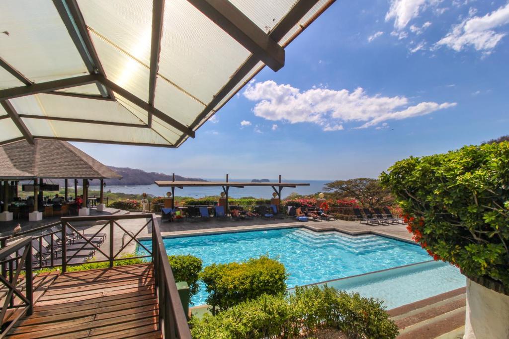 vista para a piscina num resort em Villa Sol em Playa Hermosa
