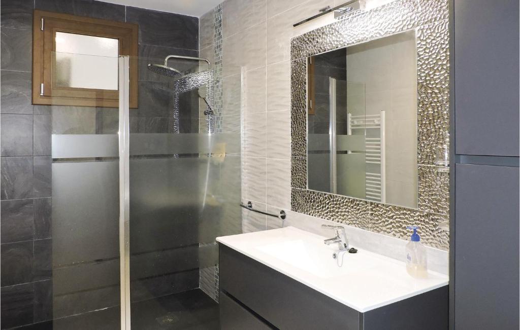 A bathroom at Stunning Home In Miami-Platja With Wifi