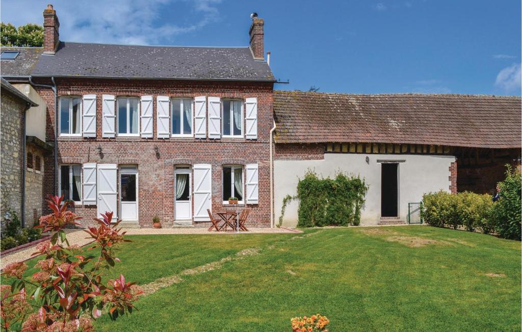 een groot bakstenen huis met een tuin bij Pet Friendly Home In Trie-chteau With Wifi in Trie-Château