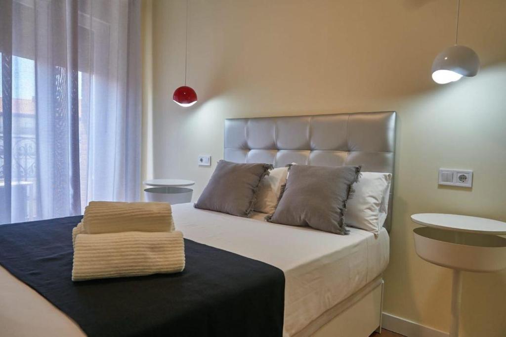 Un dormitorio con una cama grande y una ventana en Good Stay Rooms, en Madrid