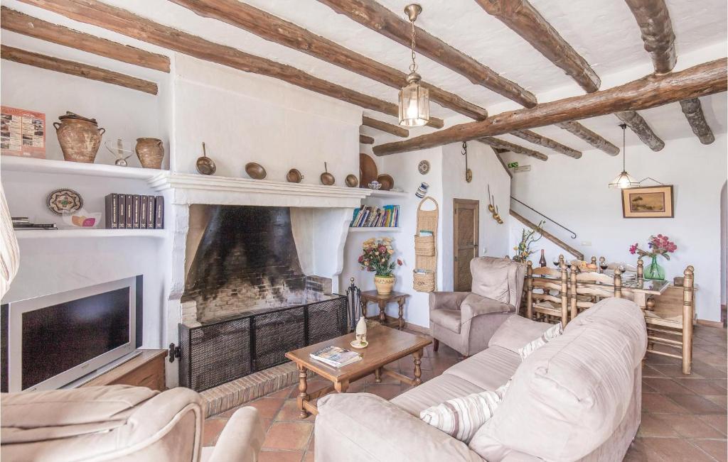 サアラ・デ・ラ・シエラにあるAmazing Home In Zahara De La Sierra With 3 Bedrooms And Wifiのリビングルーム(白い家具、暖炉付)