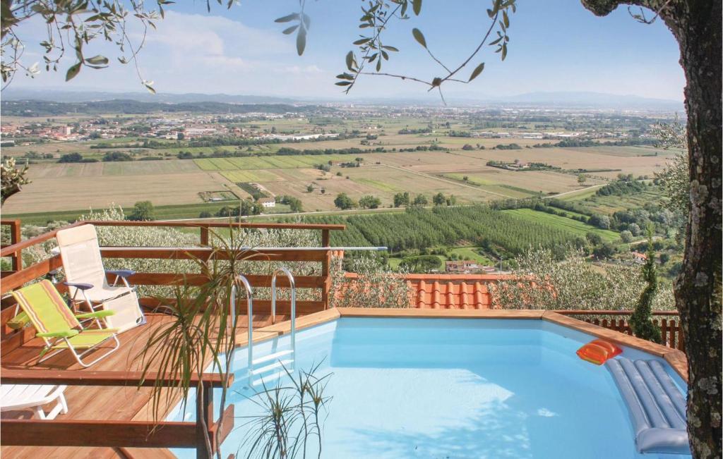 una piscina en un balcón con vistas al campo en San Michele en Buti