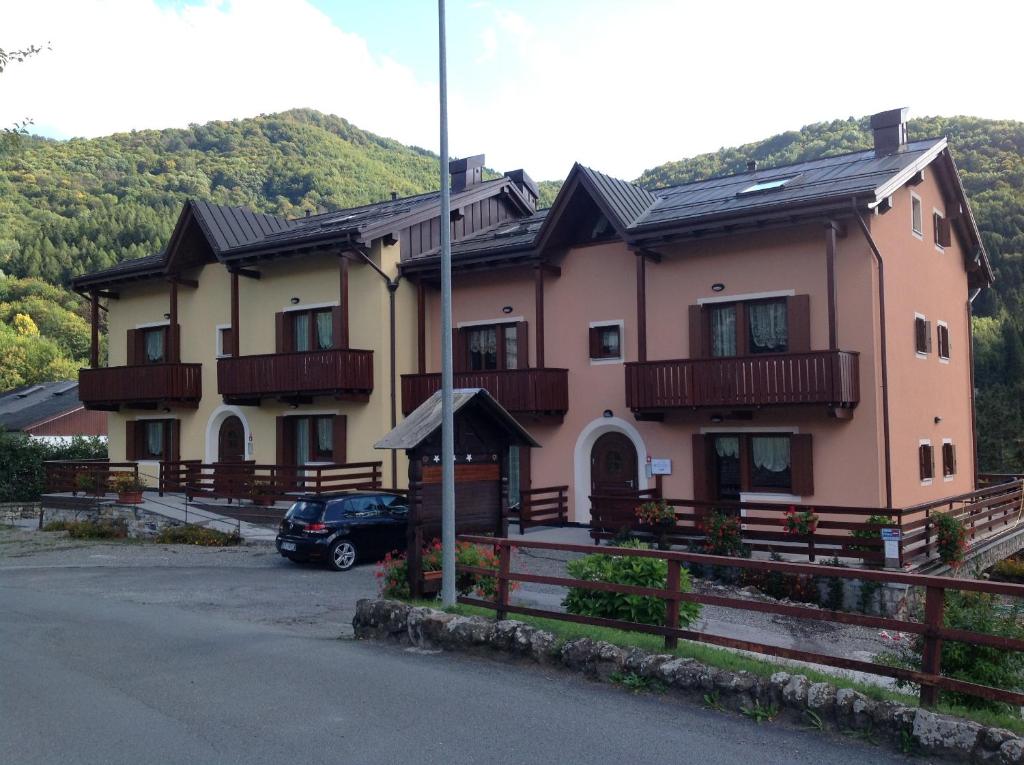 une maison avec une voiture garée devant elle dans l'établissement Residence Grand Hotel SIVA - Adults Only, à Santo Stefano dʼAveto