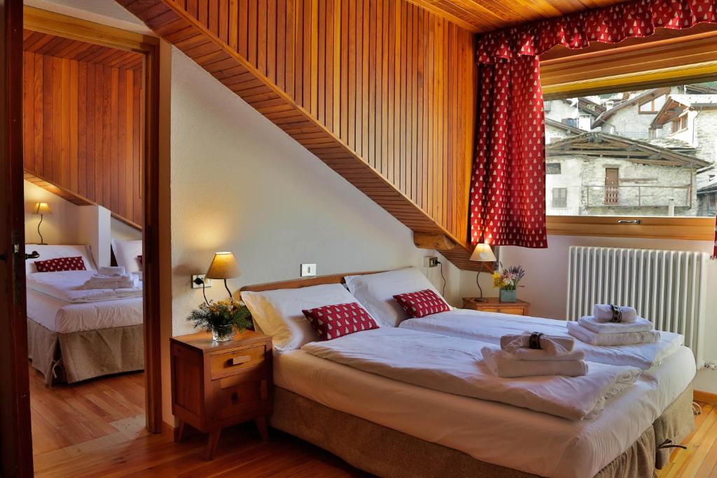 Cama o camas de una habitación en Hotel Roseg