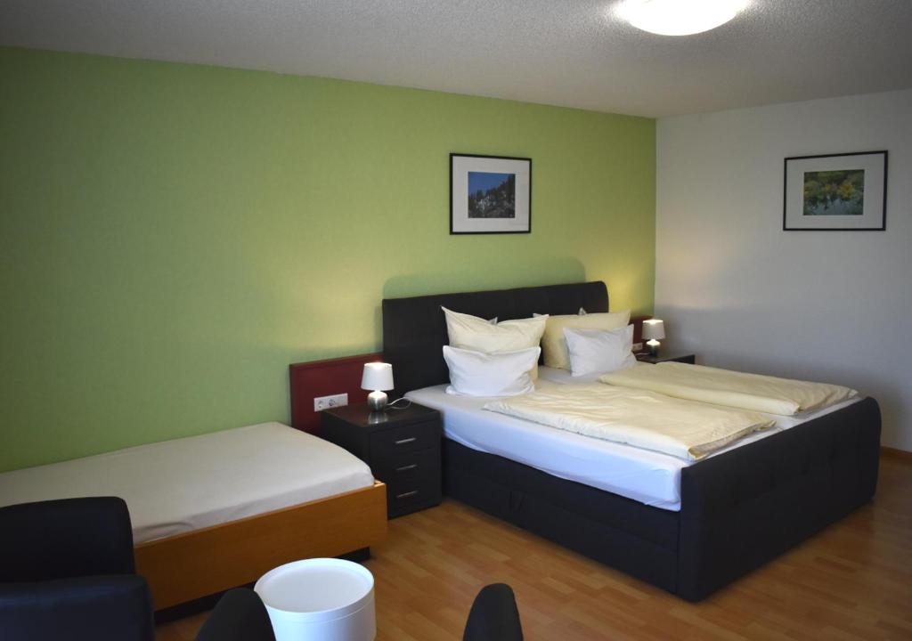 Postel nebo postele na pokoji v ubytování TIPTOP Hotel am Hochrhein