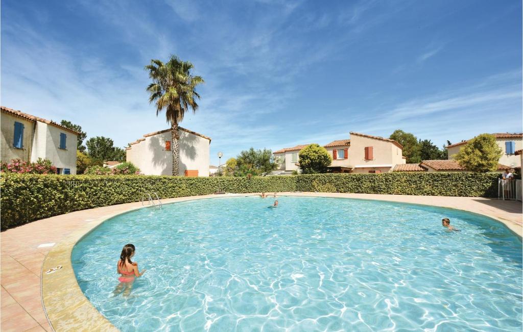 エーグ・モルトにあるStunning Home In Aigues-mortes With Wifi, Outdoor Swimming Pool And 3 Bedroomsの一団