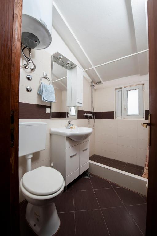 Łazienka w obiekcie Apartments Vidaković