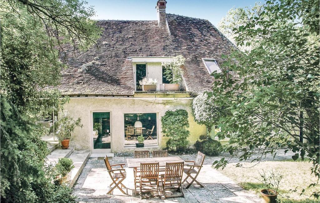 a table and chairs in front of a house at Awesome Home In St Georges Sur Baulche With 4 Bedrooms And Wifi in Saint-Georges-sur-Baulche