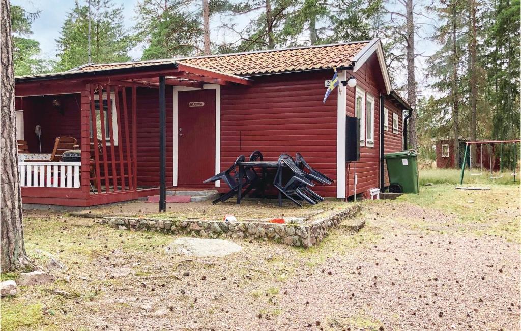 モンステロアスにあるHoliday Home Eklekärsvägen Mönsteråsの赤い家