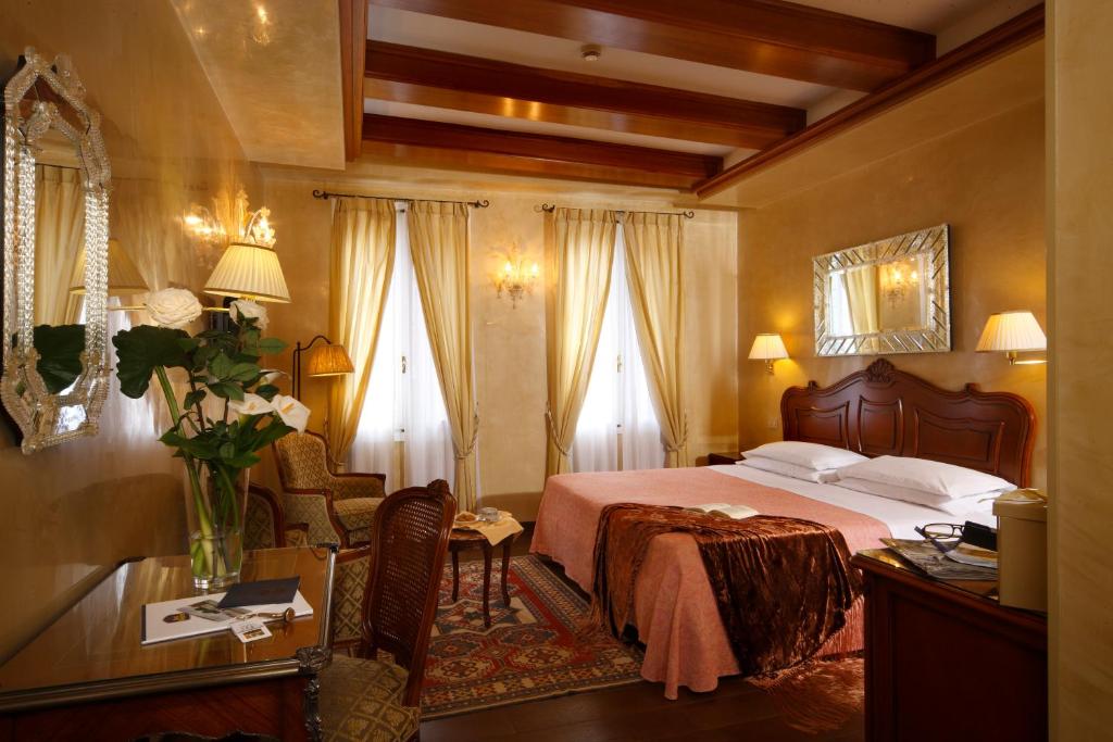Postel nebo postele na pokoji v ubytování Hotel Bisanzio