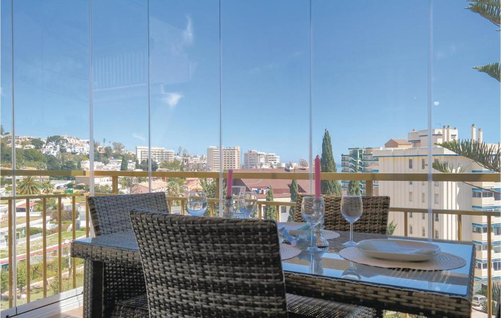 フエンヒロラにあるBeautiful Apartment In Fuengirola With 1 Bedrooms, Wifi And Outdoor Swimming Poolの市街の景色を望むバルコニー(テーブル、椅子付)