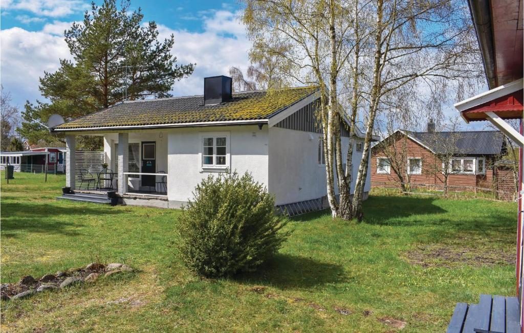 una pequeña casa blanca en un patio en 3 Bedroom Awesome Home In Lttorp, en Löttorp