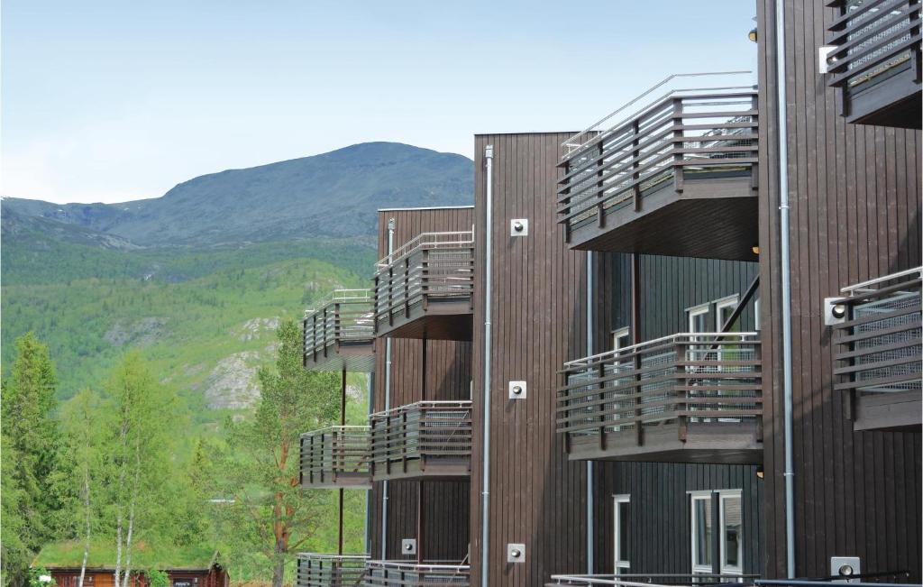 un edificio con balcones en un lateral en Beautiful Apartment In Hemsedal With Sauna, en Hemsedal