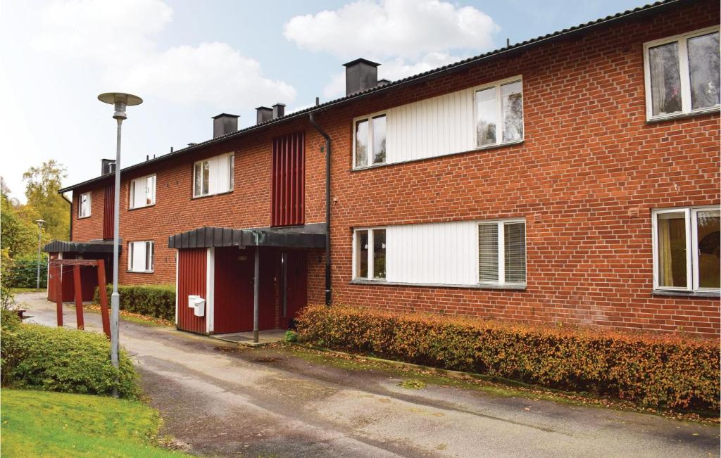 HyltebrukにあるBeautiful Apartment In Hyltebruk With 2 Bedrooms And Wifiの白い窓と通りの光が入る赤レンガ造り