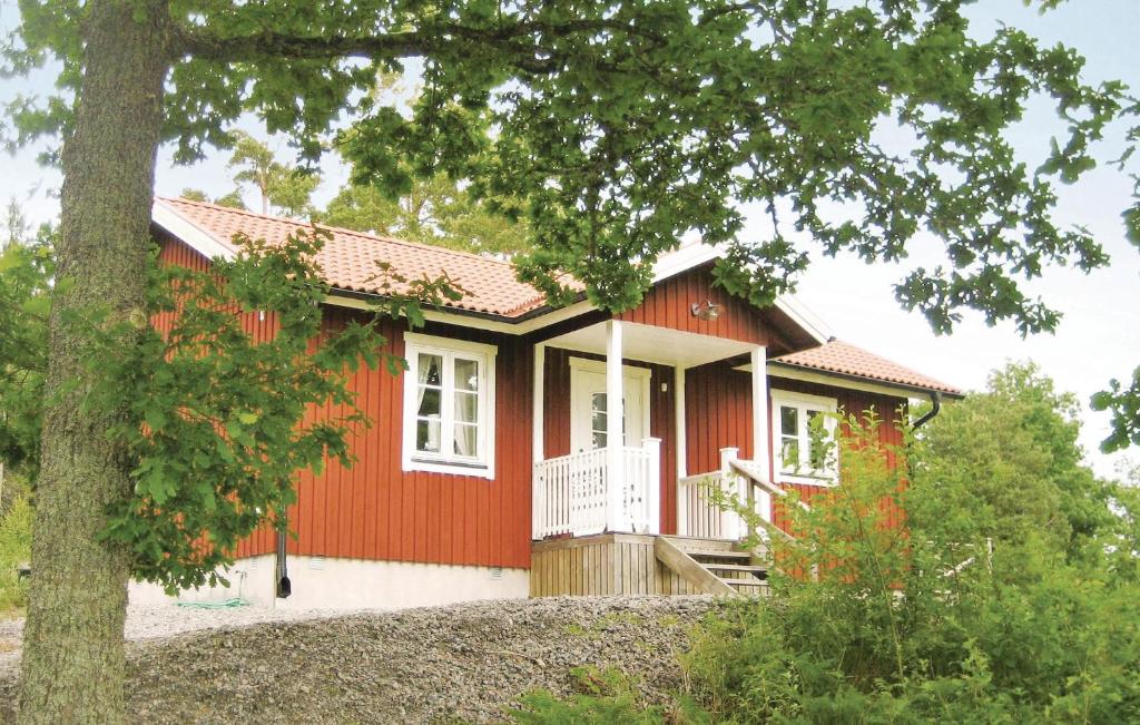 Dals Rostockにある2 Bedroom Beautiful Home In Dals Rostockの白窓と木のある赤い家