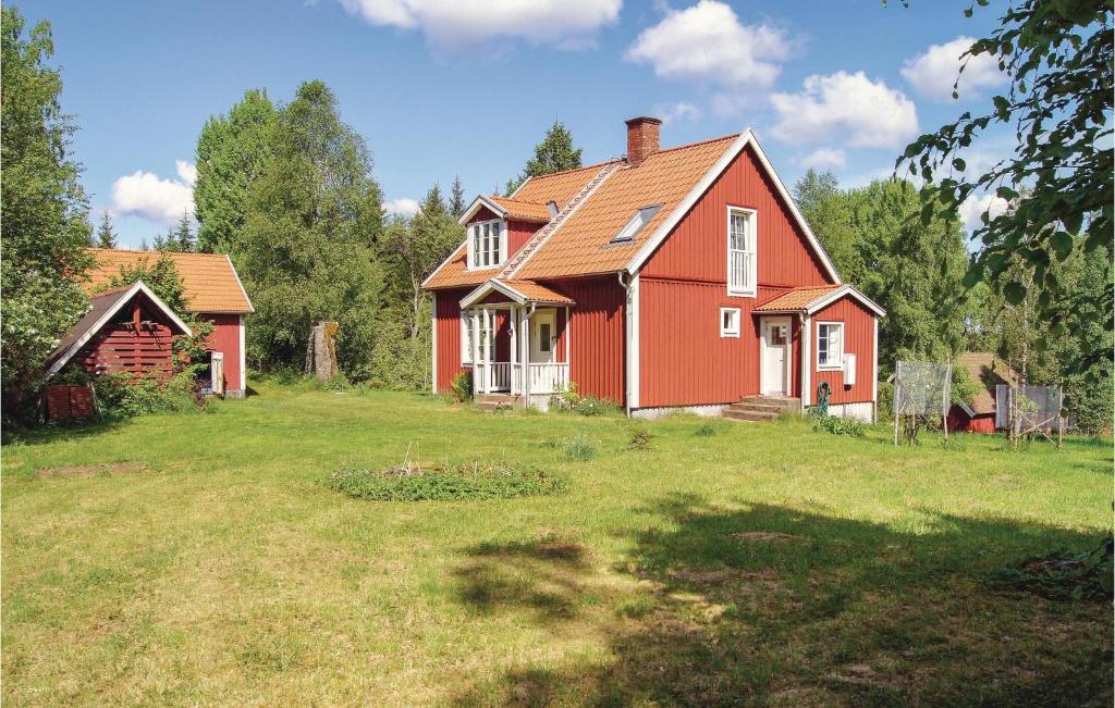 Lidhultにある2 Bedroom Cozy Home In Lidhultの庭付き畑の赤い家