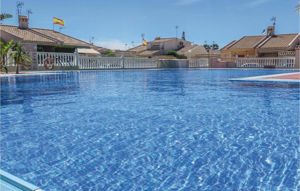 トレビエハにあるBeautiful Home In Torrevieja With 2 Bedrooms, Outdoor Swimming Pool And Swimming Poolの青い水の大型スイミングプール