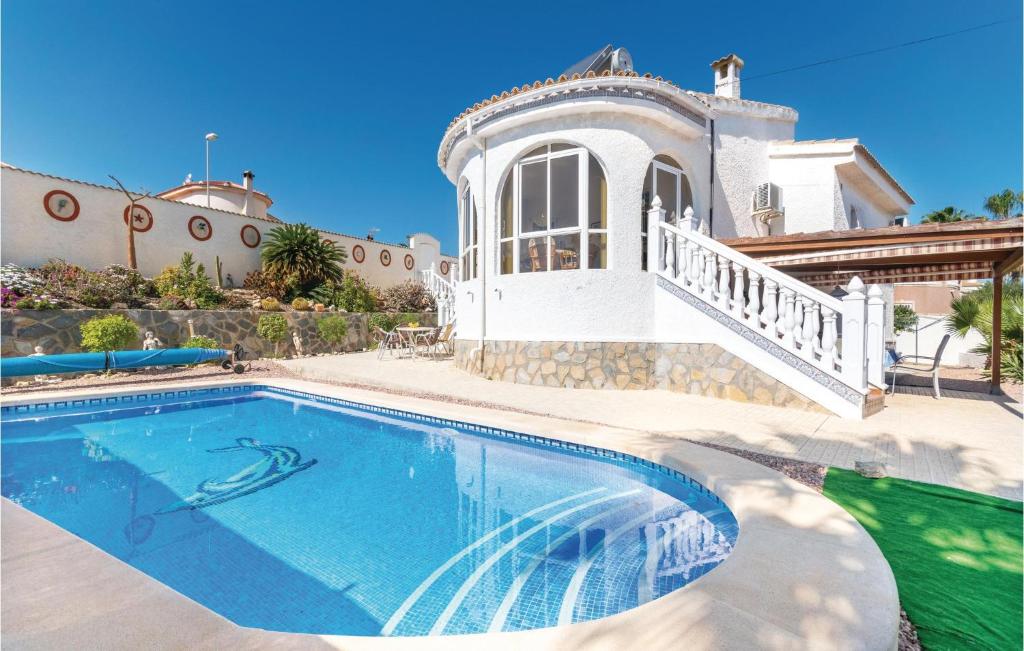 ロハレスにあるNice Home In Rojales With 4 Bedrooms, Internet And Outdoor Swimming Poolの家の前のスイミングプール