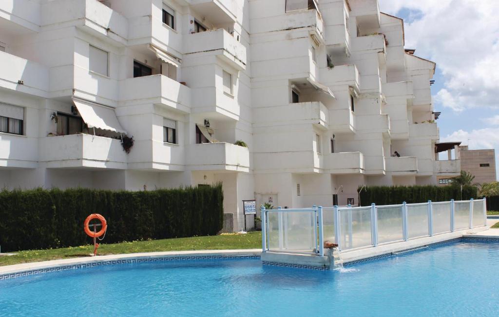 エステポナにあるBeautiful Apartment In Estepona With 2 Bedrooms, Outdoor Swimming Pool And Swimming Poolの建物前のスイミングプール