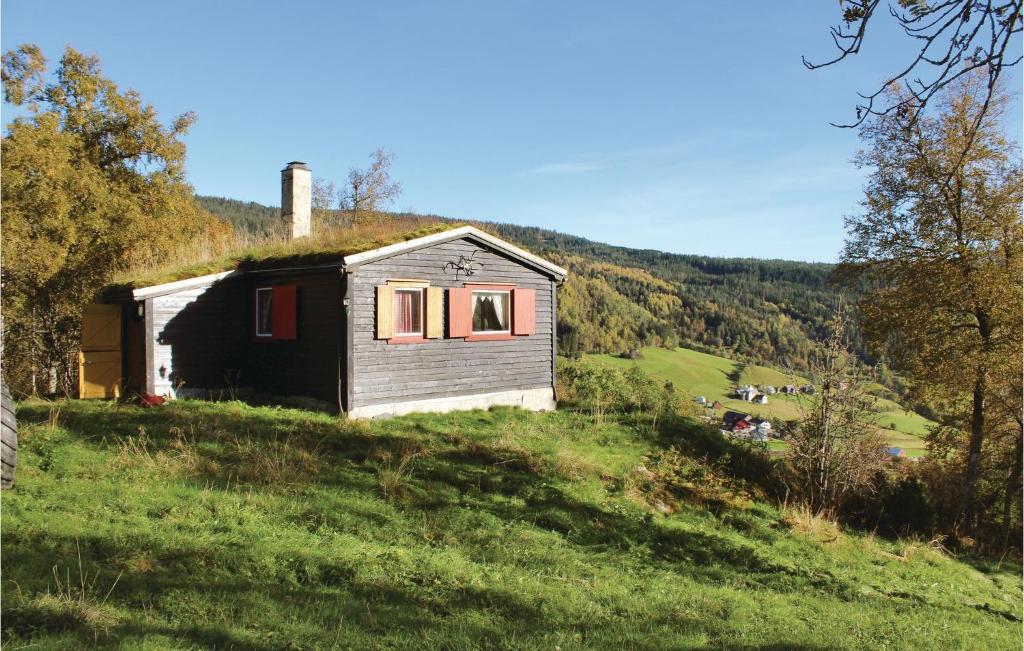 una casa vieja con techo de hierba en una colina en 3 Bedroom Awesome Home In Voss en Revke