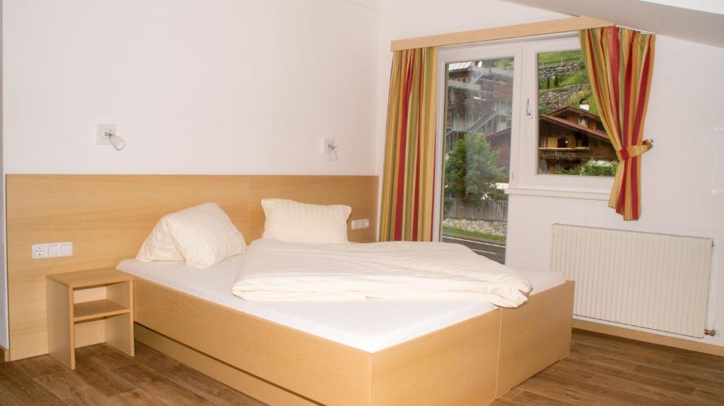 Postel nebo postele na pokoji v ubytování "Quality Hosts Arlberg" Hotel-Gasthof Freisleben