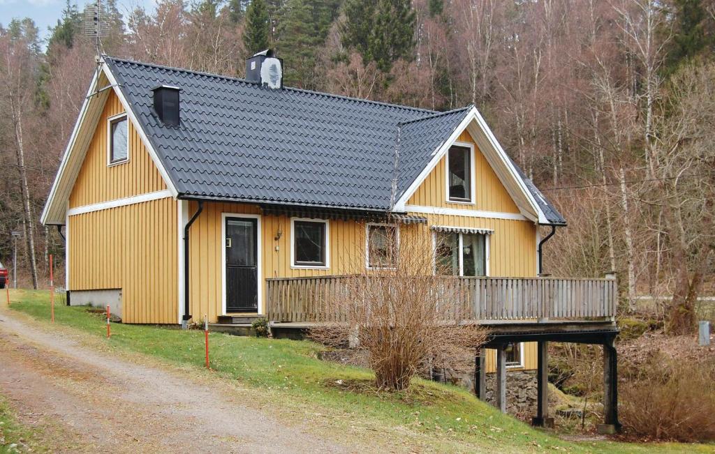 KällsjöにあるStunning Home In Ullared With 2 Bedroomsの未舗装の黄色い屋根