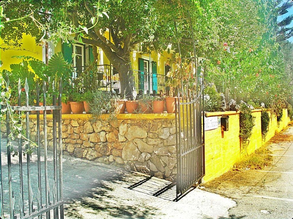 ケリオンにあるVilla Theodoraの植物の石壁前門