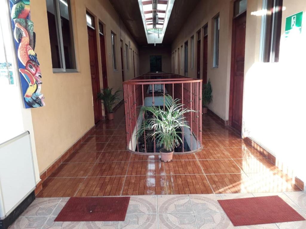 een hal met een kooi met planten erin bij !QUE TUANIS! in Guanacaste