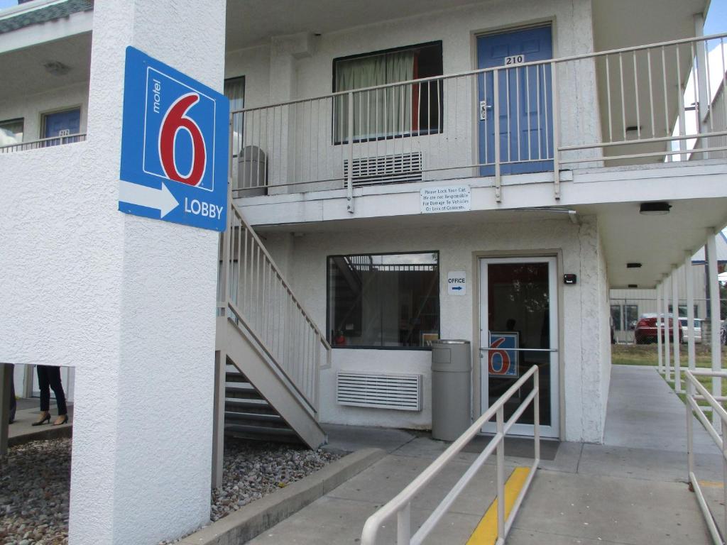 un bâtiment avec un escalier menant à un bâtiment avec une porte dans l'établissement Motel 6-Austin, TX, à Austin