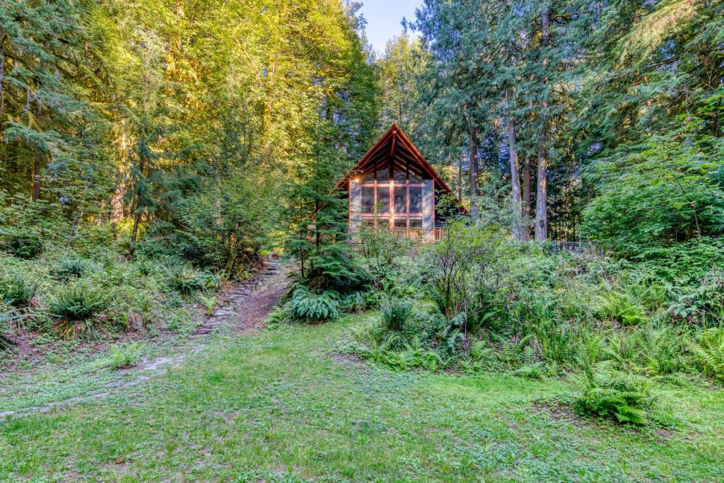 eine kleine Hütte mitten im Wald in der Unterkunft Rustling Waters Getaway in Rhododendron