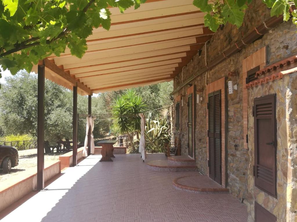 zewnętrzny chodnik z markizą na budynku w obiekcie Belvedere Golfo di Castellabate w mieście Santa Maria di Castellabate