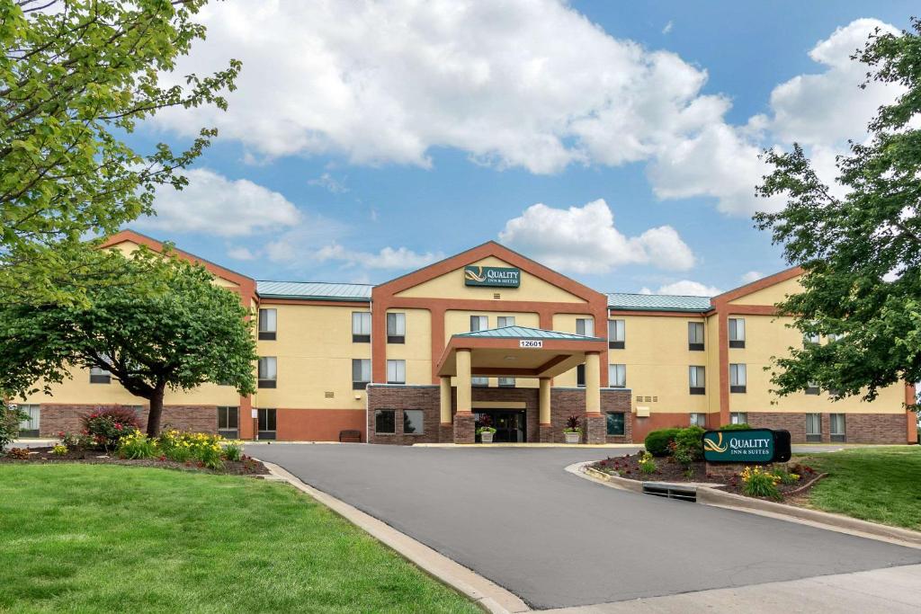 un accès à un hôtel avec une allée dans l'établissement Quality Inn & Suites Lenexa Kansas City, à Lenexa