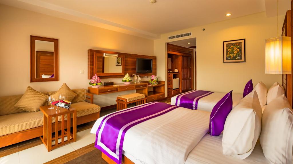 Postel nebo postele na pokoji v ubytování Angkor Miracle Resort & Spa