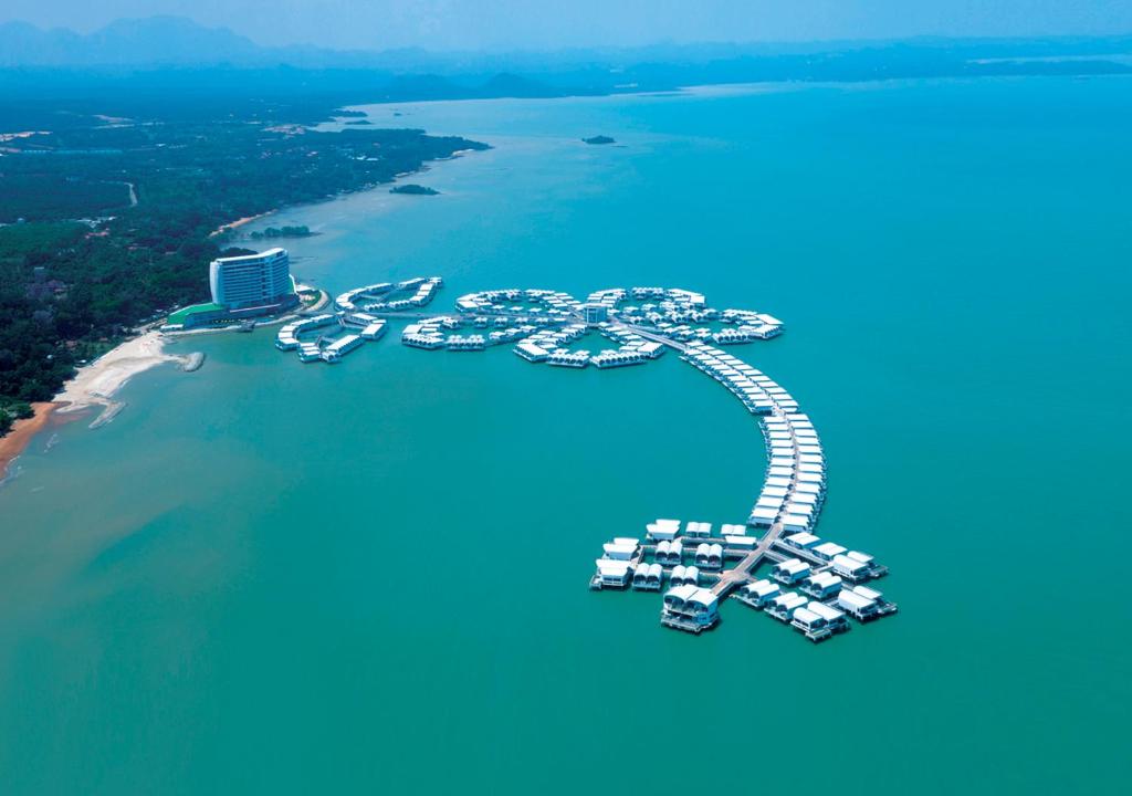 uma vista aérea de um resort na água em Lexis Hibiscus Port Dickson em Porto Dickson