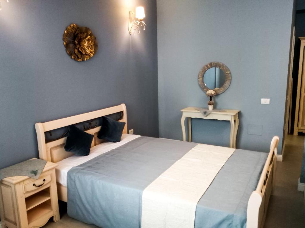 a bedroom with a bed and a mirror on the wall at Luxury Studio Anis 1 in Mamaia Sat/Năvodari
